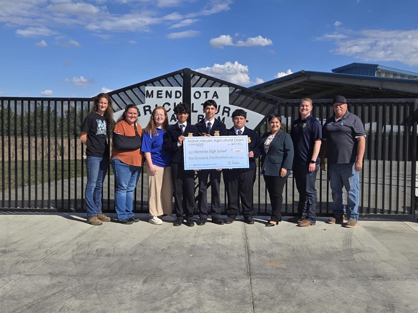 Group of students and staff from Mendota High School accepting the grant with a large check. 